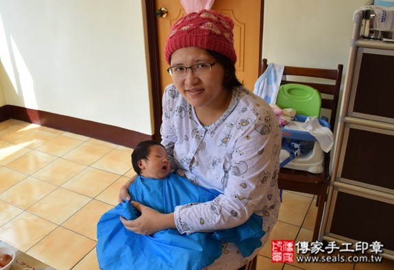 徐寶寶(桃園龍潭區到府嬰兒寶寶滿月剃頭理髮、免費到府嬰兒剃胎毛儀式吉祥話)。到府剃頭剃胎毛主持、專業拍照、DVD光碟、證書。★購買「臍帶章、肚臍章、胎毛筆刷印章」贈送：剃頭、收涎、抓周，三選一。2015.10.24 照片16